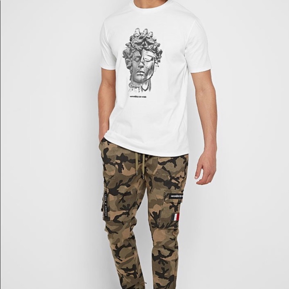 New - Manièr De Voir Victory Statue T-shirt